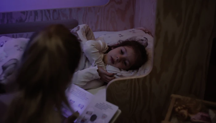 Łóżko piętrowe dla dzieci z barierkami i stelażem MIMI B Montessori Drewniane